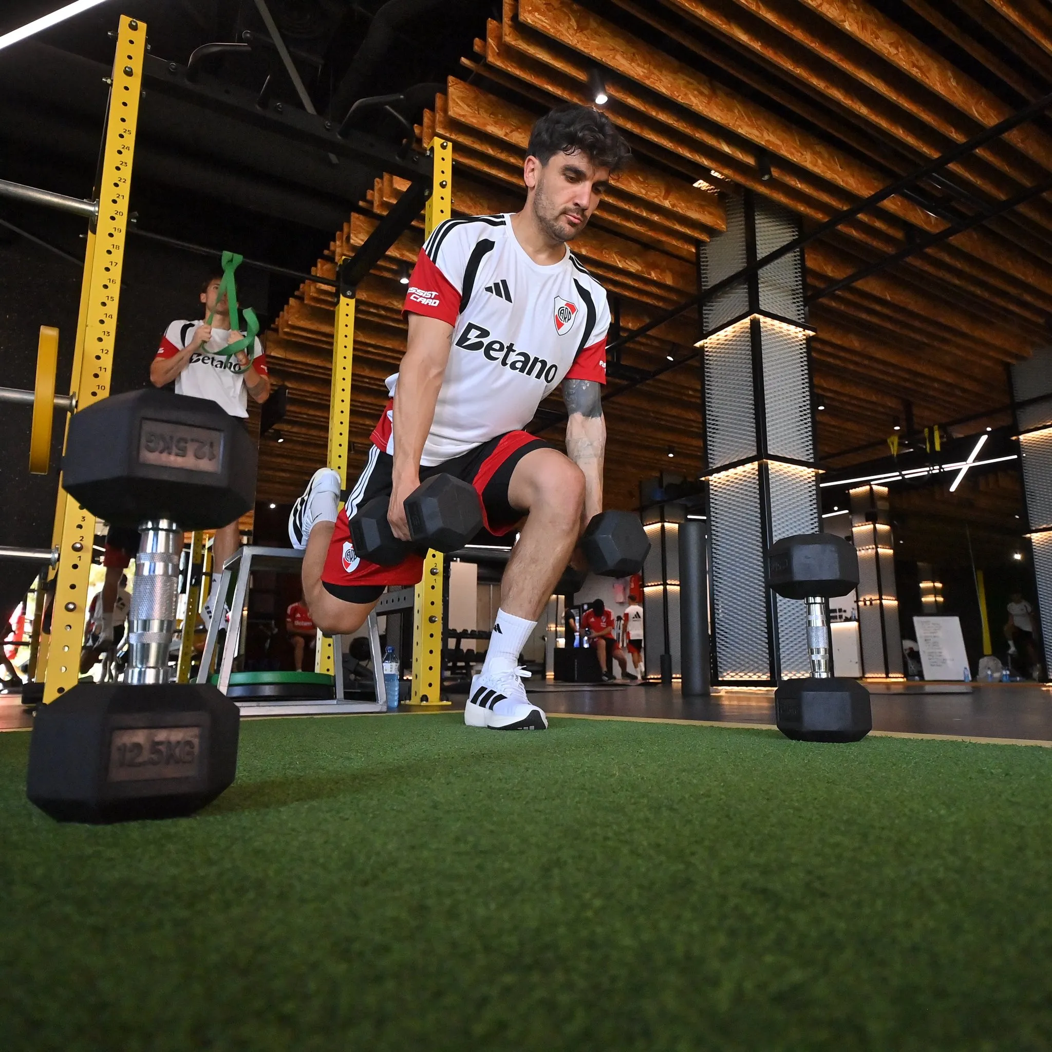 Arambarri está a la par de sus nuevos compañeros tanto física como futbolísticamente. (River Plate oficial)