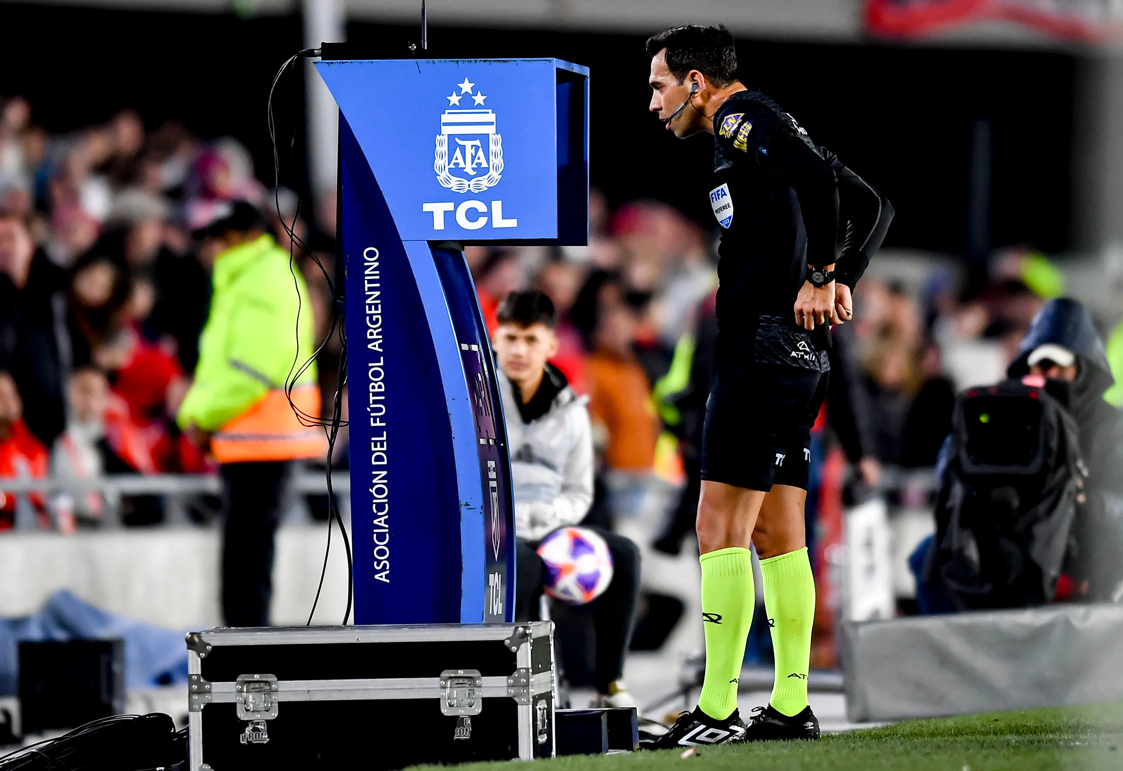 El VAR se empezó a utilizar en el fútbol argentino a partir de marzo del 2022. (Getty Images)
