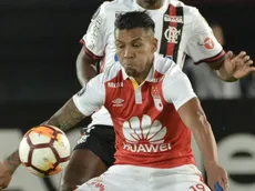 Un delantero colombiano, que pasó por Argentina, sorprendió en sus vacaciones con una camiseta de River
