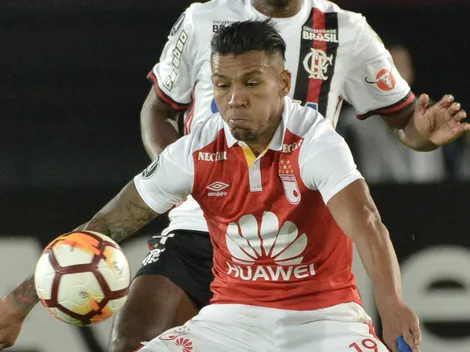 Un delantero colombiano, que pasó por Argentina, sorprendió en sus vacaciones con una camiseta de River