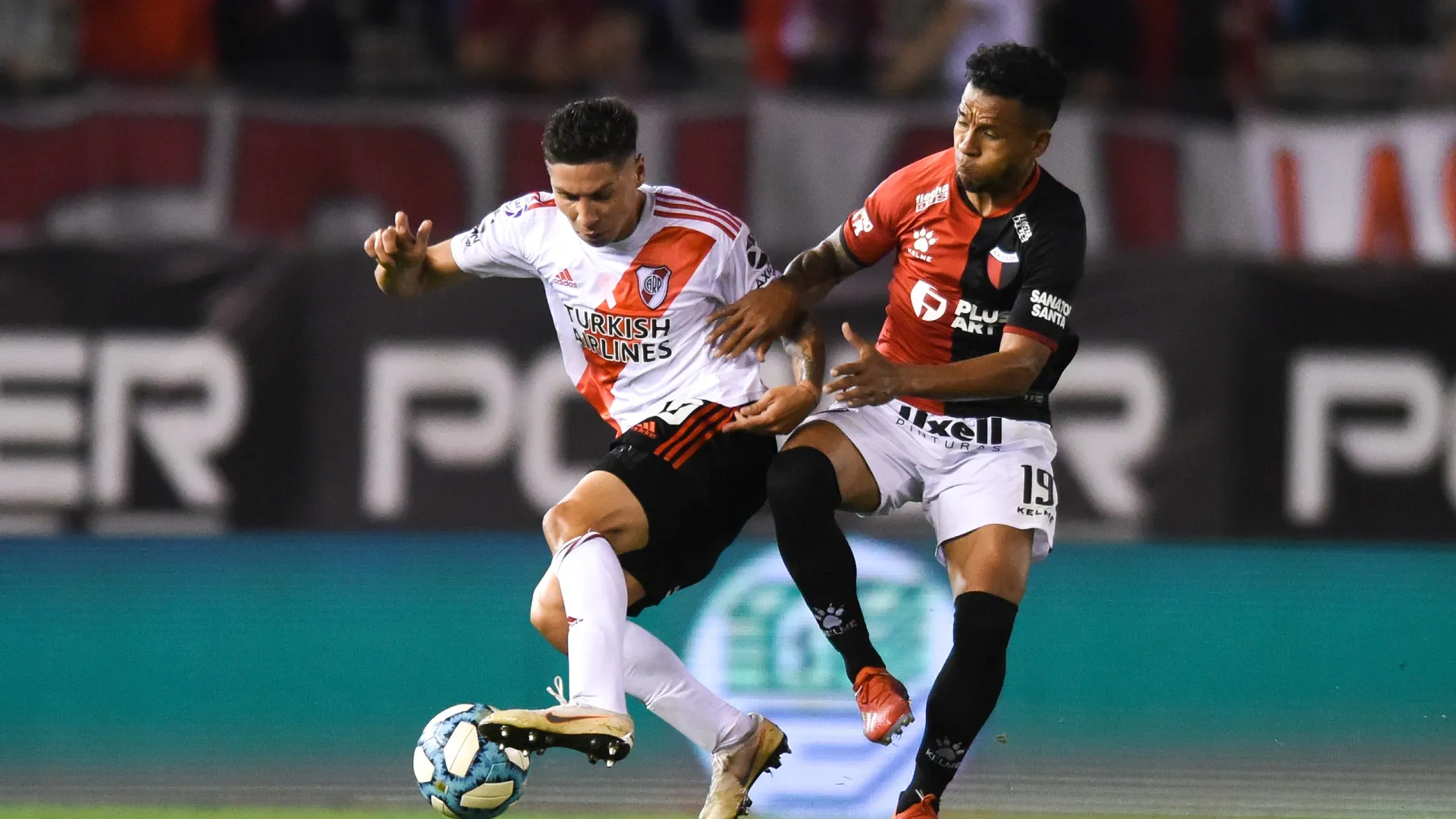 Morelo disputa la pelota con Montiel en un River vs. Colón de 2019.