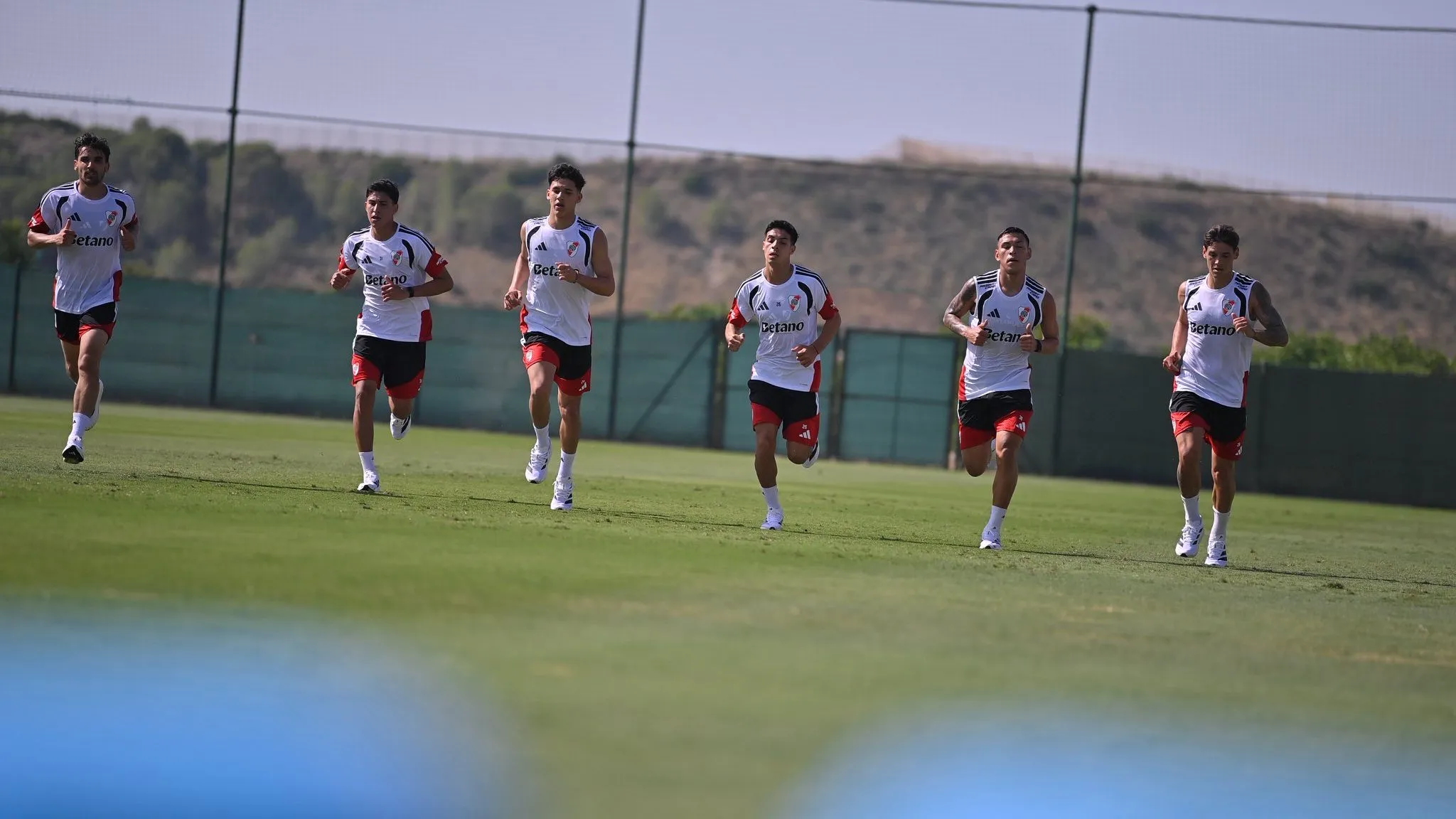 El plantel entrena en Alicante, España, con vistas al primer amistoso.