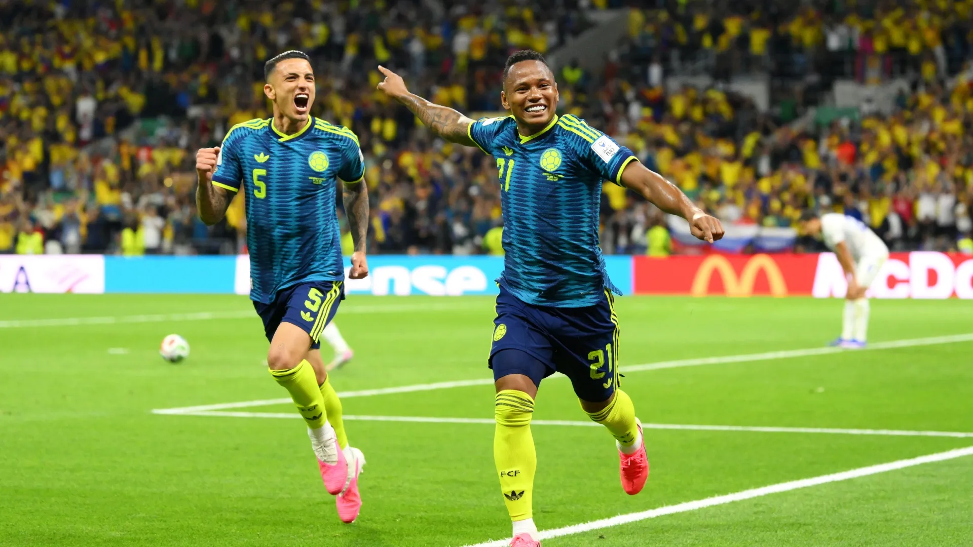 Castaño festeja junto a Campaz el tercer gol de Colombia frente a Uzbekistán.