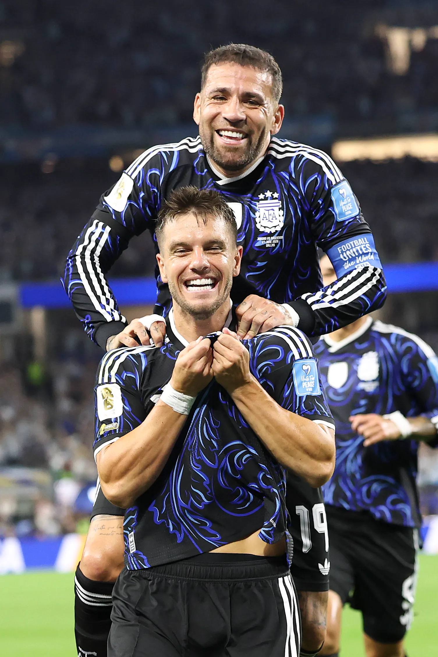 Otamendi festeja con Lo Celso el primer gol de Argentina (Getty)