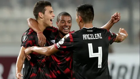 Ferreira festeja con De La Cruz y Angileri tras convertir uno de sus seis goles en River.