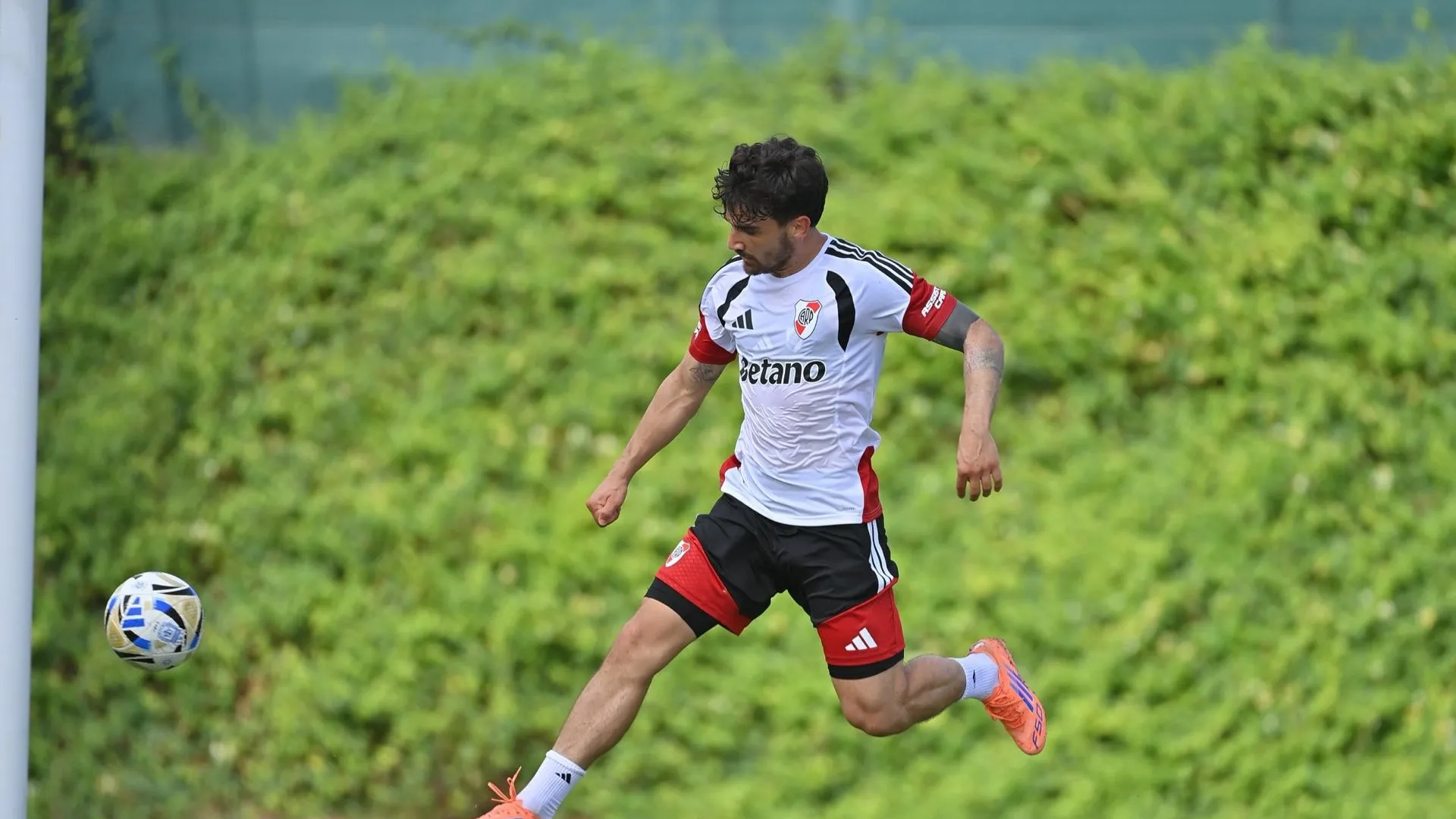 Arambarri durante la pretemporada de River en Alicante.