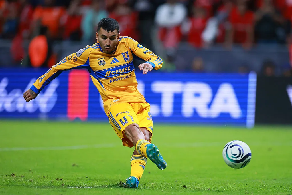 Correa espera y ansía destrabar su salida de Tigres (Getty)