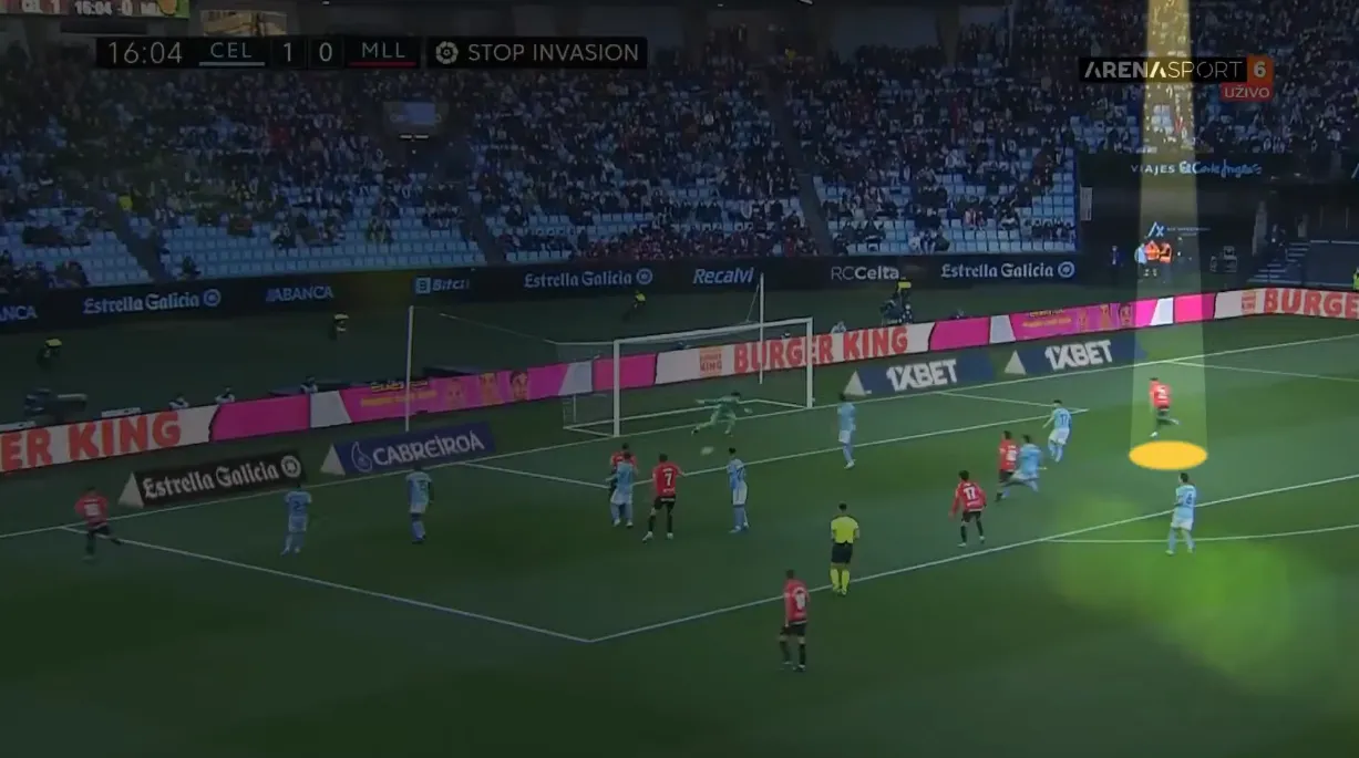 González aparece con frecuencia en el área rival.