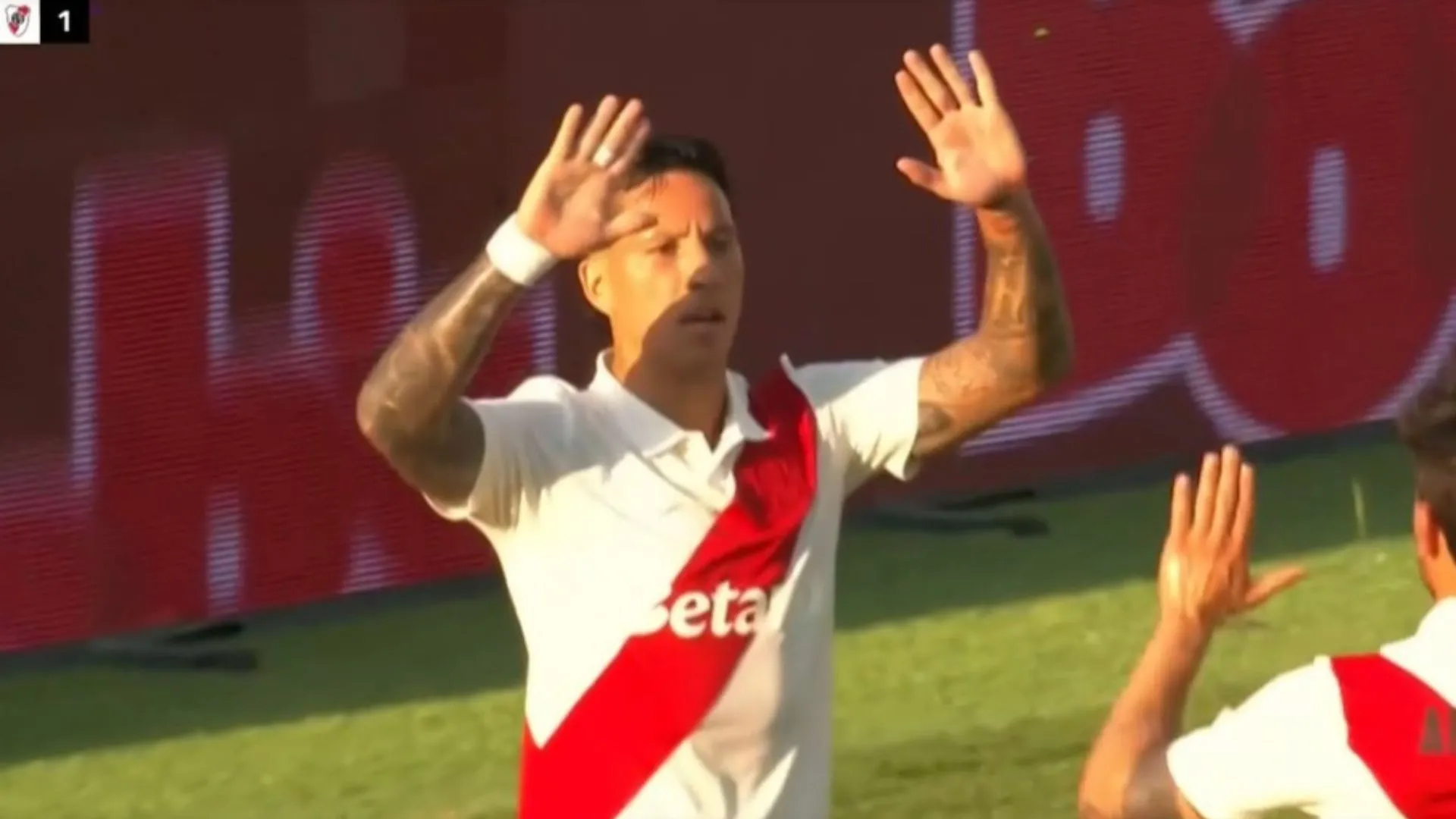 Driussi marcó los dos goles de River en Portugal.