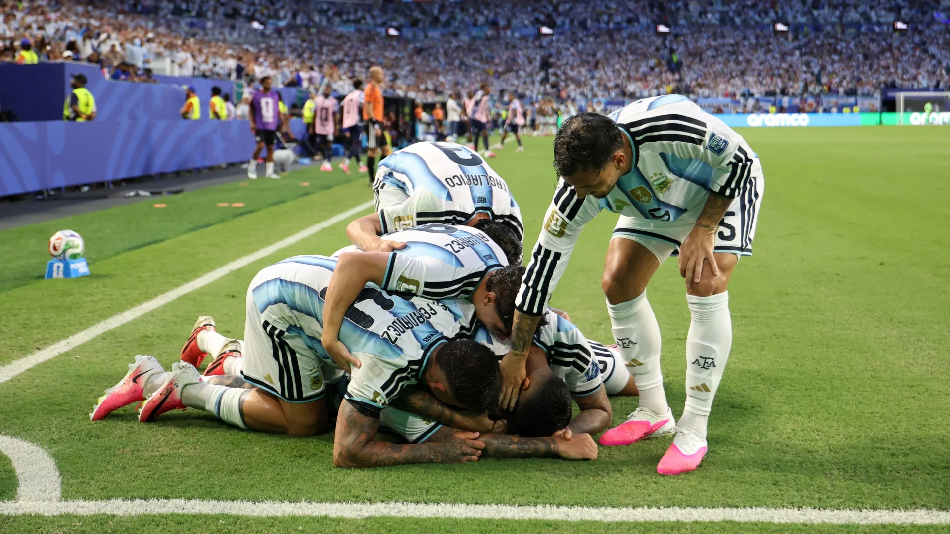 Desahogo en el tercer gol de Cuti Romero en el suplementario.