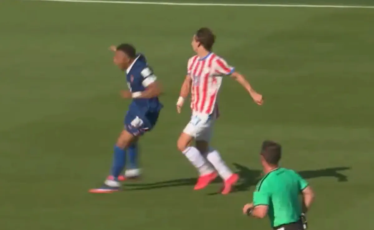 Galarza Fonda le aplicó un golpe a la carrera a Mbappé.