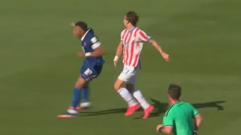 Galarza Fonda le aplicó un golpe a la carrera a Mbappé.