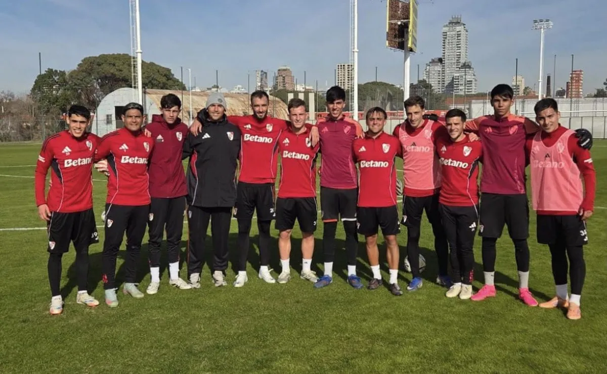 El grupo de borrados de River en Cantilo junto a tres arqueros de las inferiores.