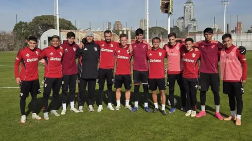 El grupo de borrados de River en Cantilo junto a tres arqueros de las inferiores.