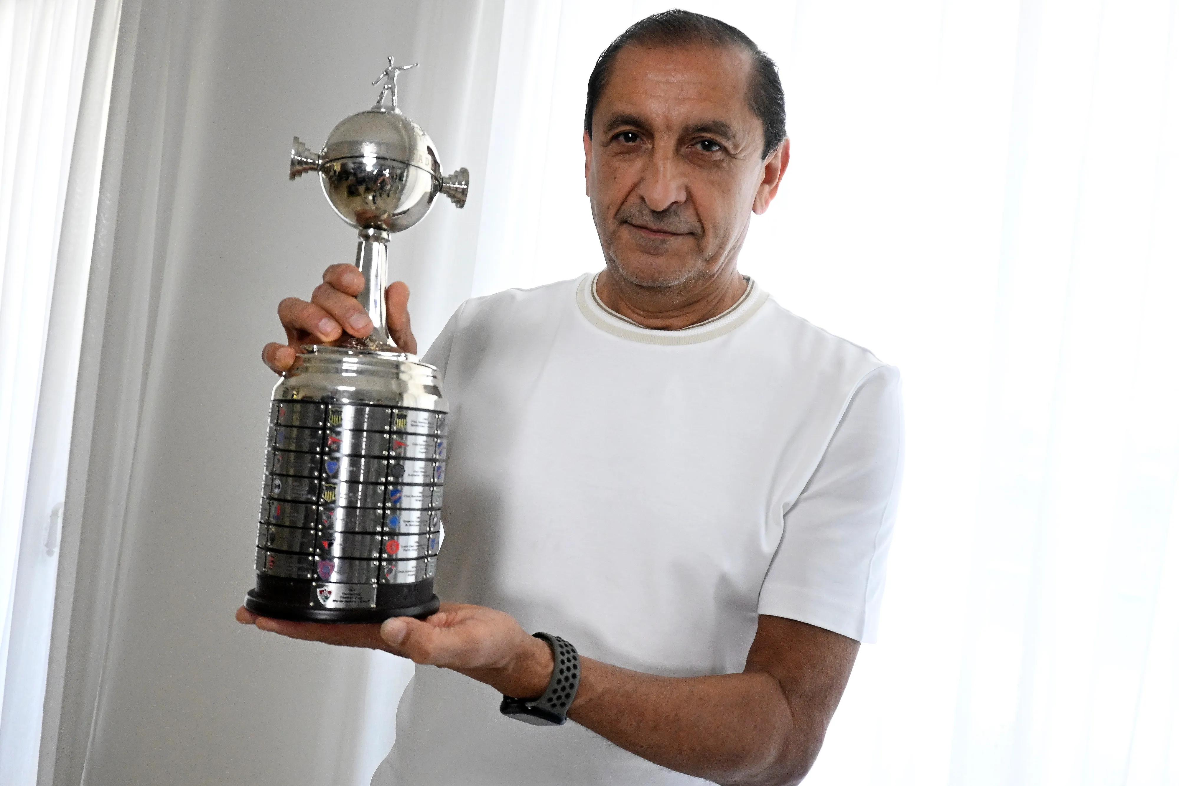 Ramón Díaz con una réplica del trofeo de la Copa Libertadores de América (FOTO: Diego Haliasz/LPM).