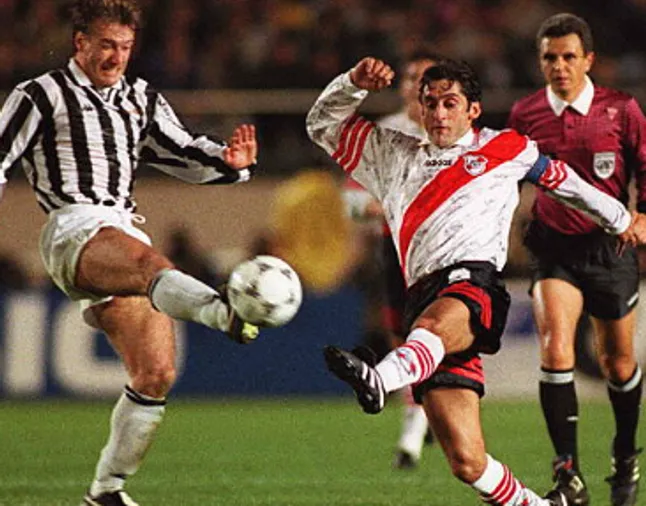 Francescoli y Deschamps disputan la pelota en la final de la Intercontinental 1996.