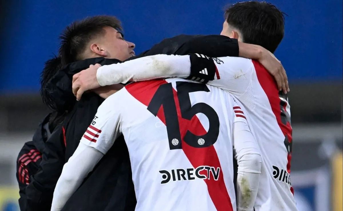 Los pibes de River festejan la clasificación a la final tras eliminar a Boca.
