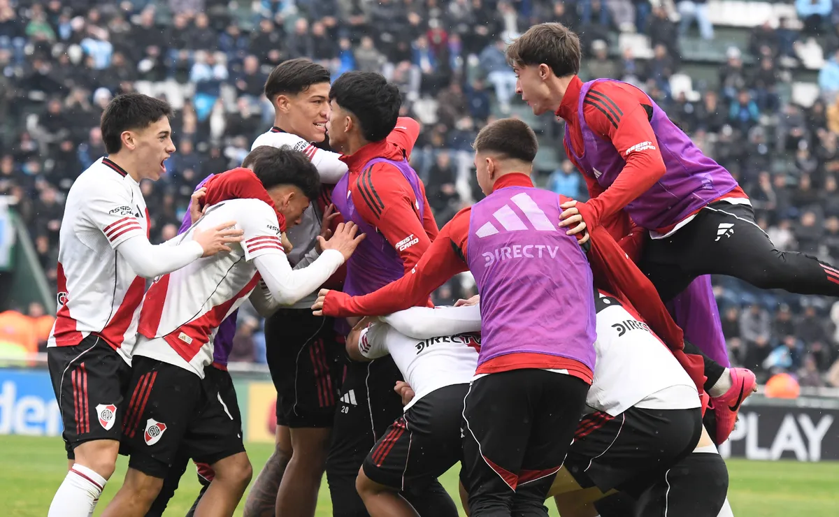 Espíndola marcó el primero de River.