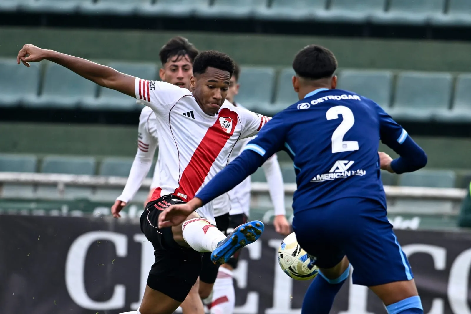River batalló con dos menos pero no pudo ante Racing en Banfield. (Diego Halias / LPM)