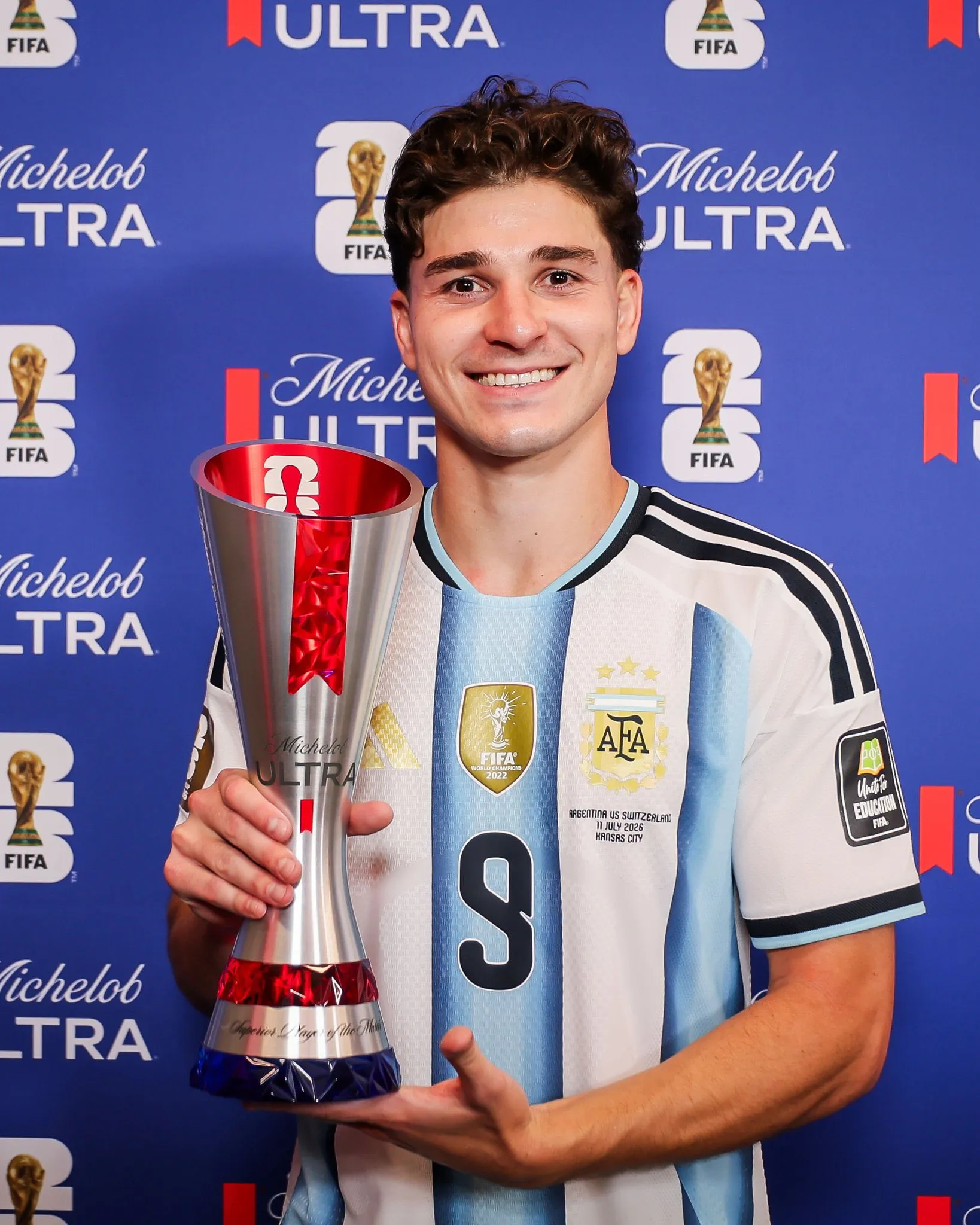 Julián, con el premio de MVP luego del partido con Suiza.