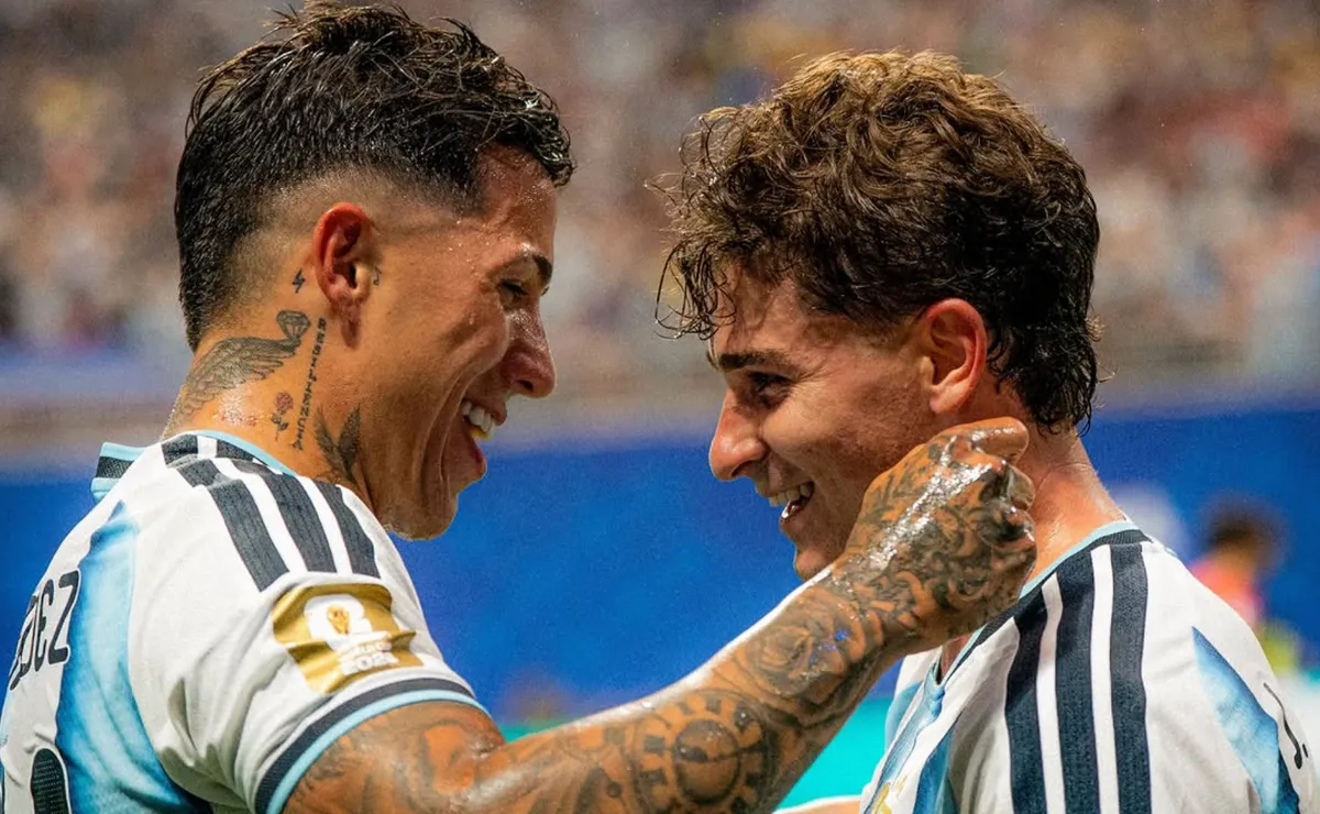 Enzo y Julián se dieron un sentido abrazo.