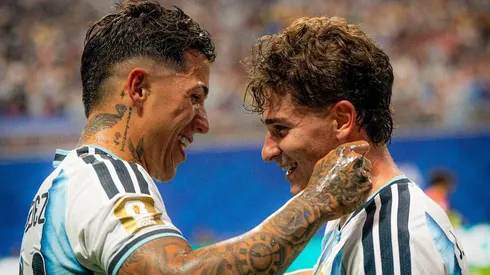 Enzo y Julián se dieron un sentido abrazo.