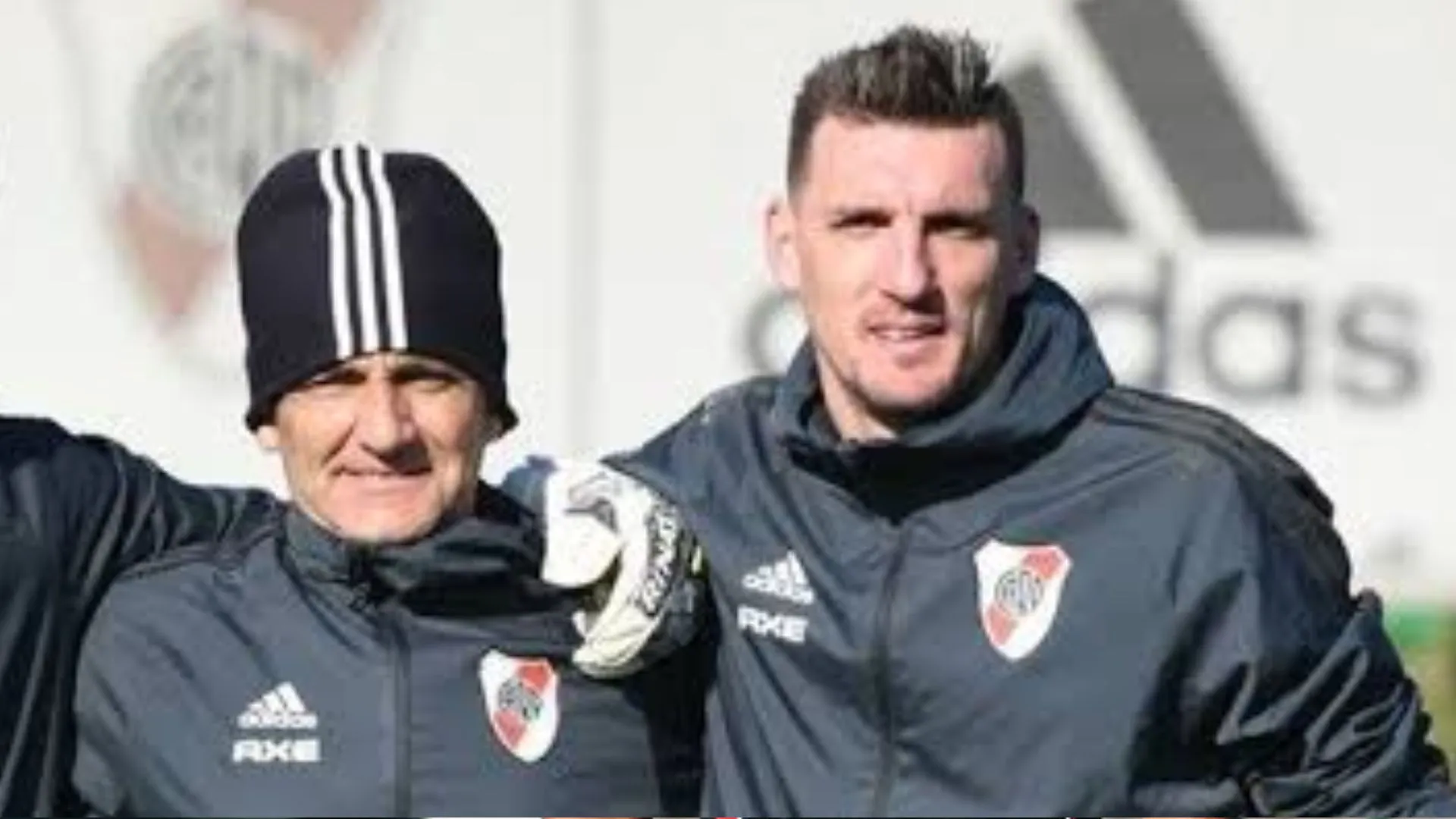 Tato Montes y Armani trabajando juntos en el primer ciclo de Gallardo como DT.
