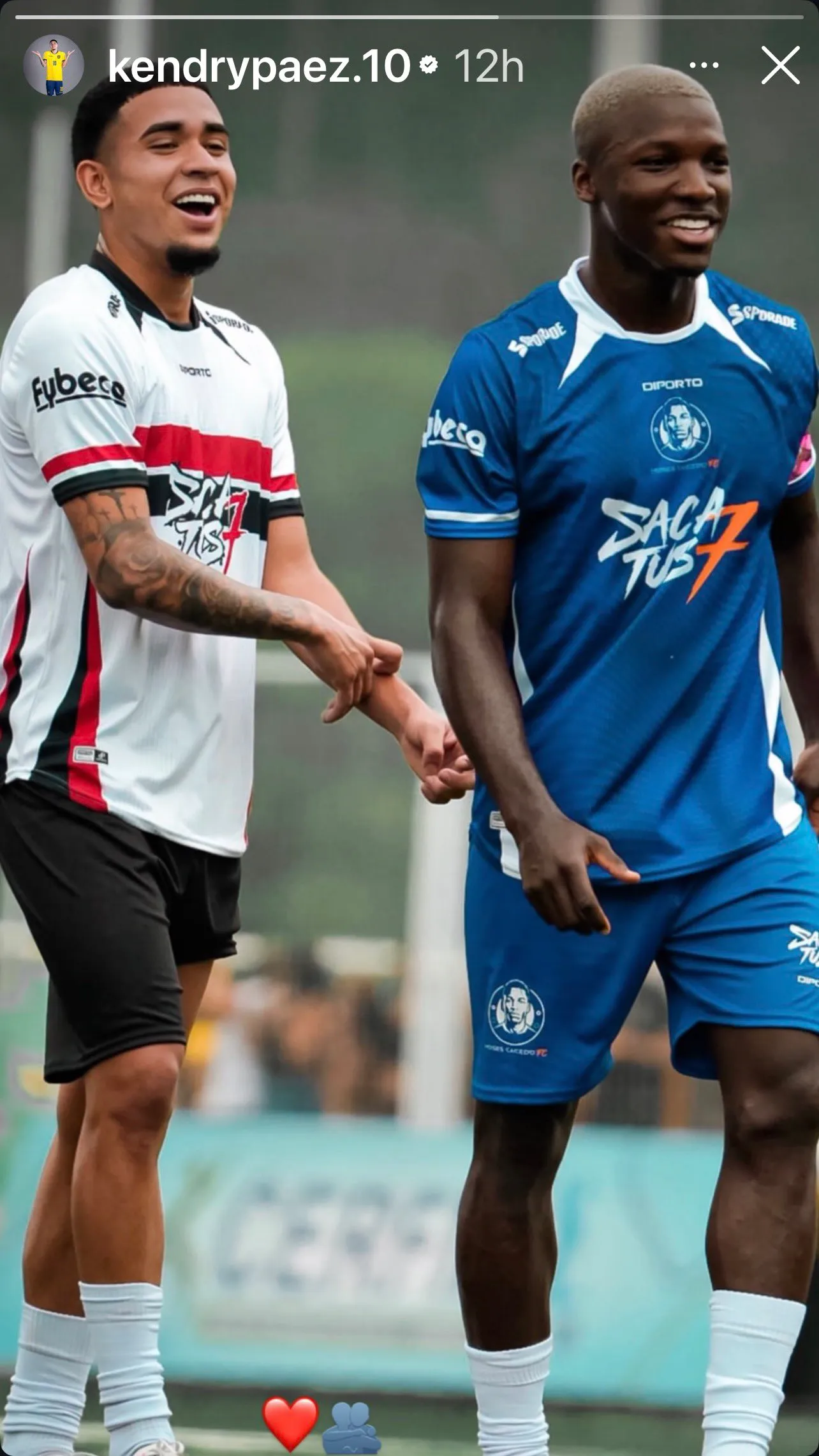 La foto que publicó Kendry Páez junto a Moises Caicedo en un partido a beneficio. (Instagram)