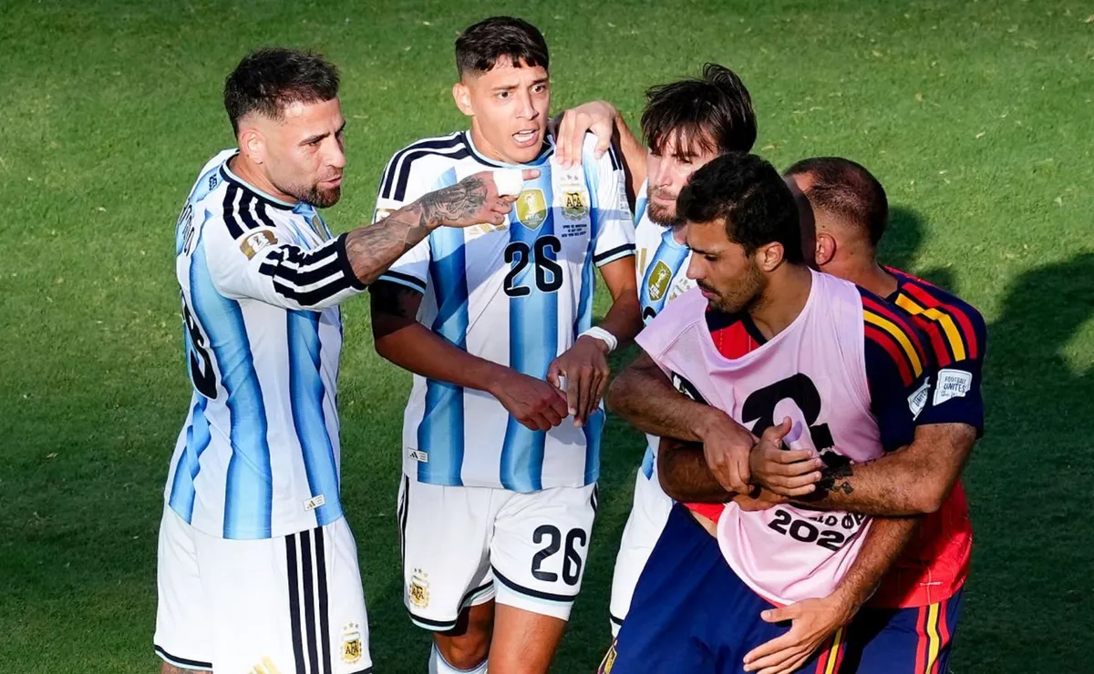 El defensor tuvo un cruce con el mediocampista.