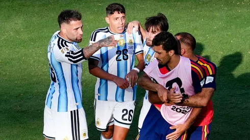 El defensor tuvo un cruce con el mediocampista.