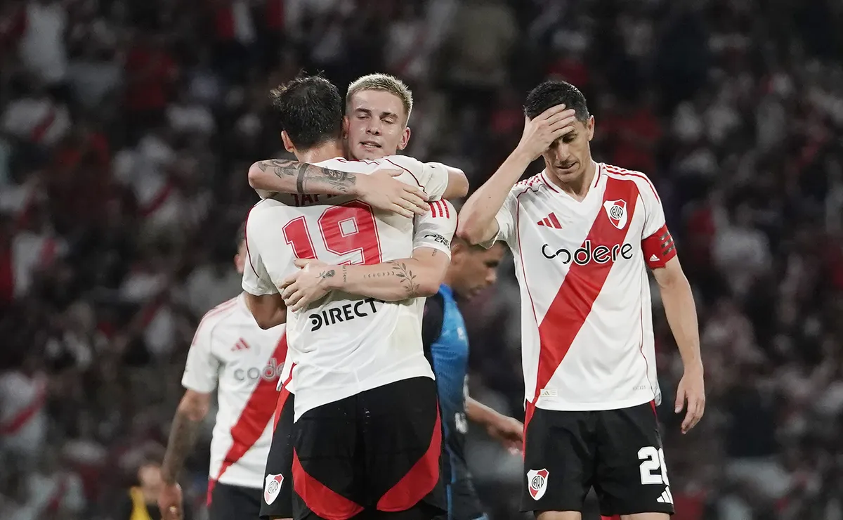 Gonzalo Tapia, de espaldas, se abraza con Mastantuono en uno de los pocos partidos que jugó en River.