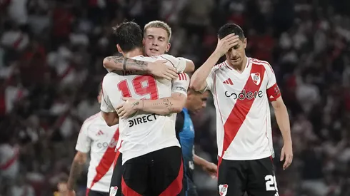 Gonzalo Tapia, de espaldas, se abraza con Mastantuono en uno de los pocos partidos que jugó en River.
