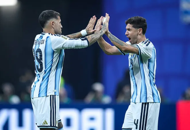 Otamendi y Montiel se comprometieron a no tomarse vacaciones para sumarse a River esta semana. (Getty Images)