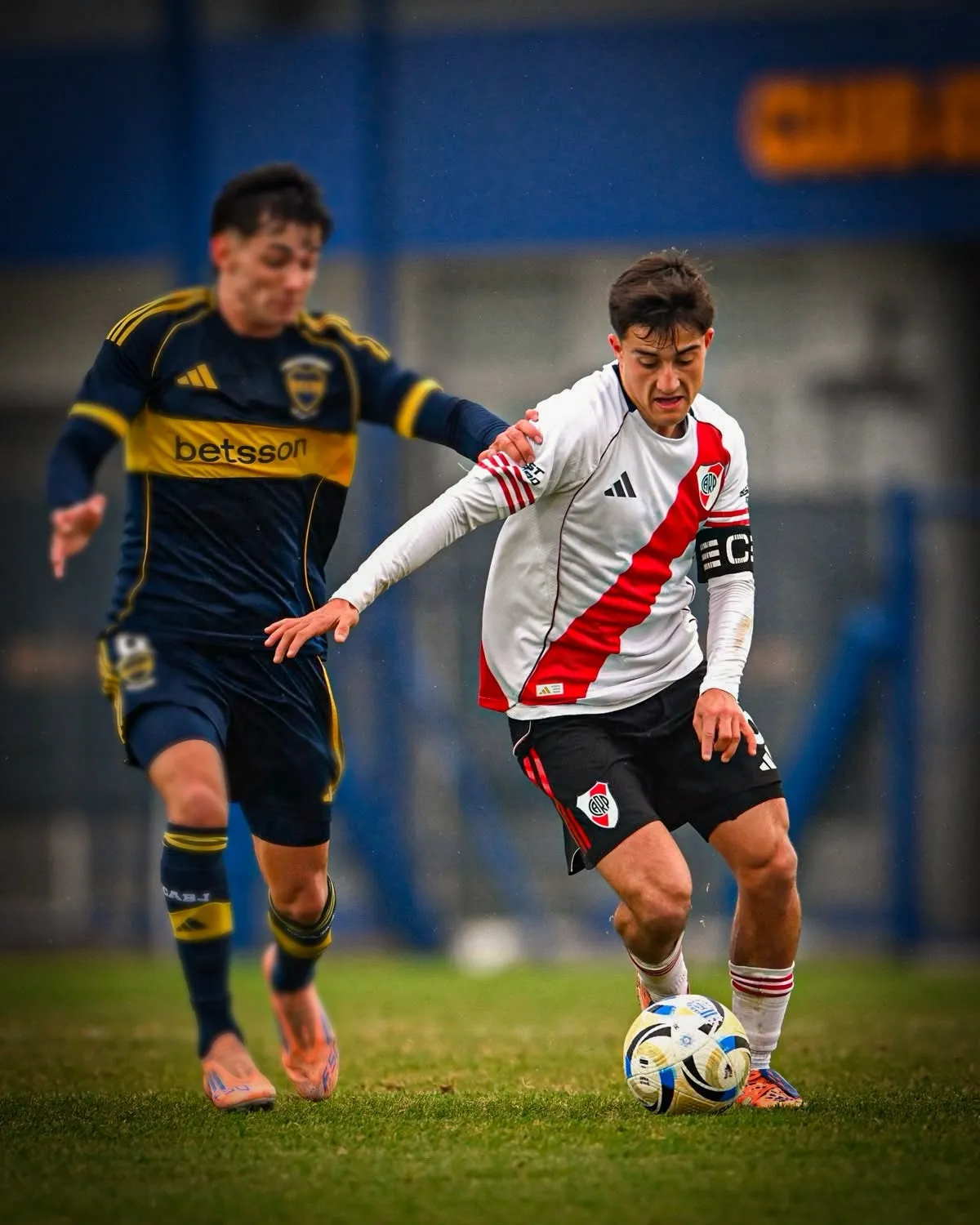 De la Cuesta fue capitán de la Reserva durante 2026.