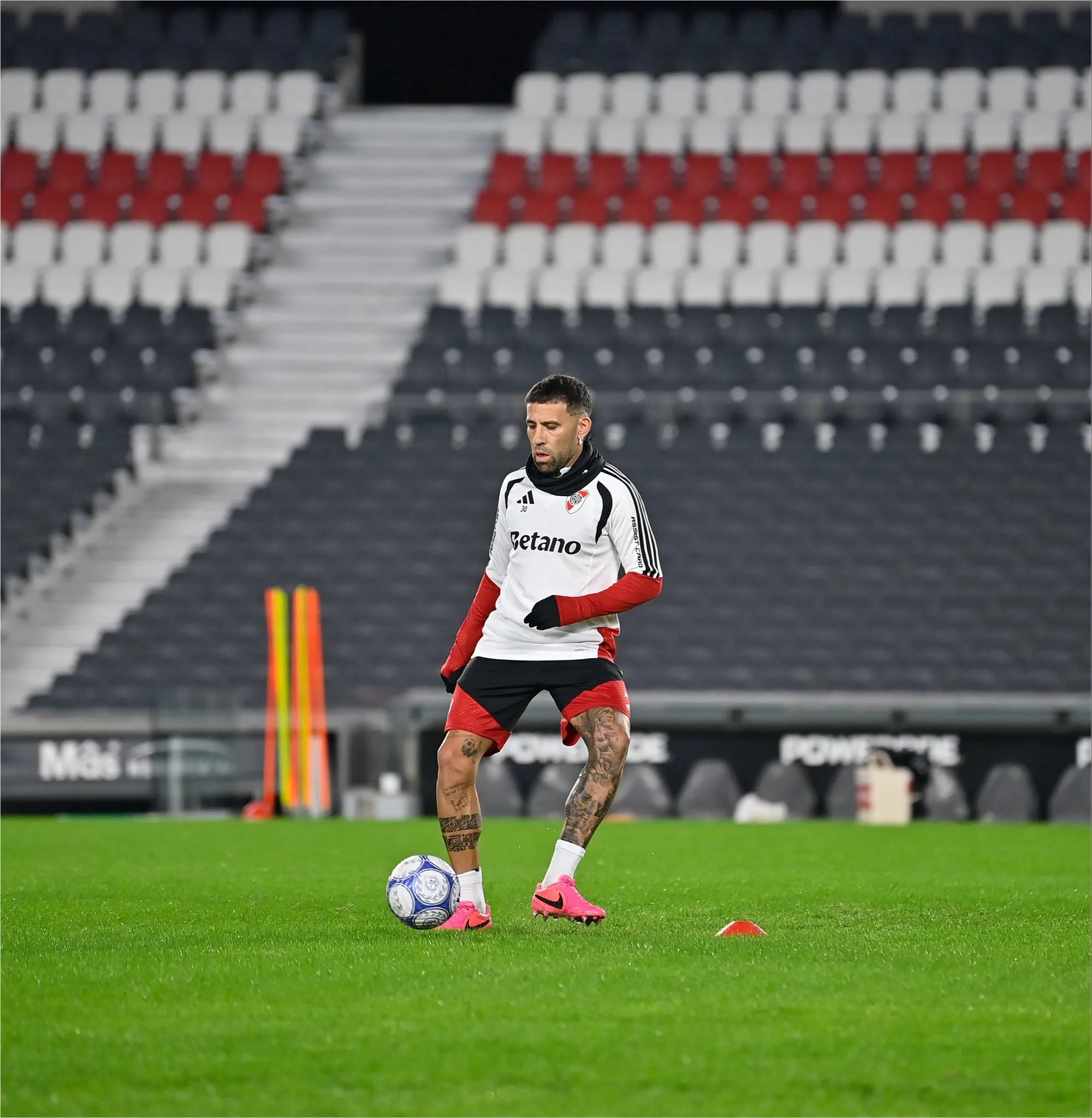 Otamendi tiene todos los números para ser titular hoy contra Barracas.