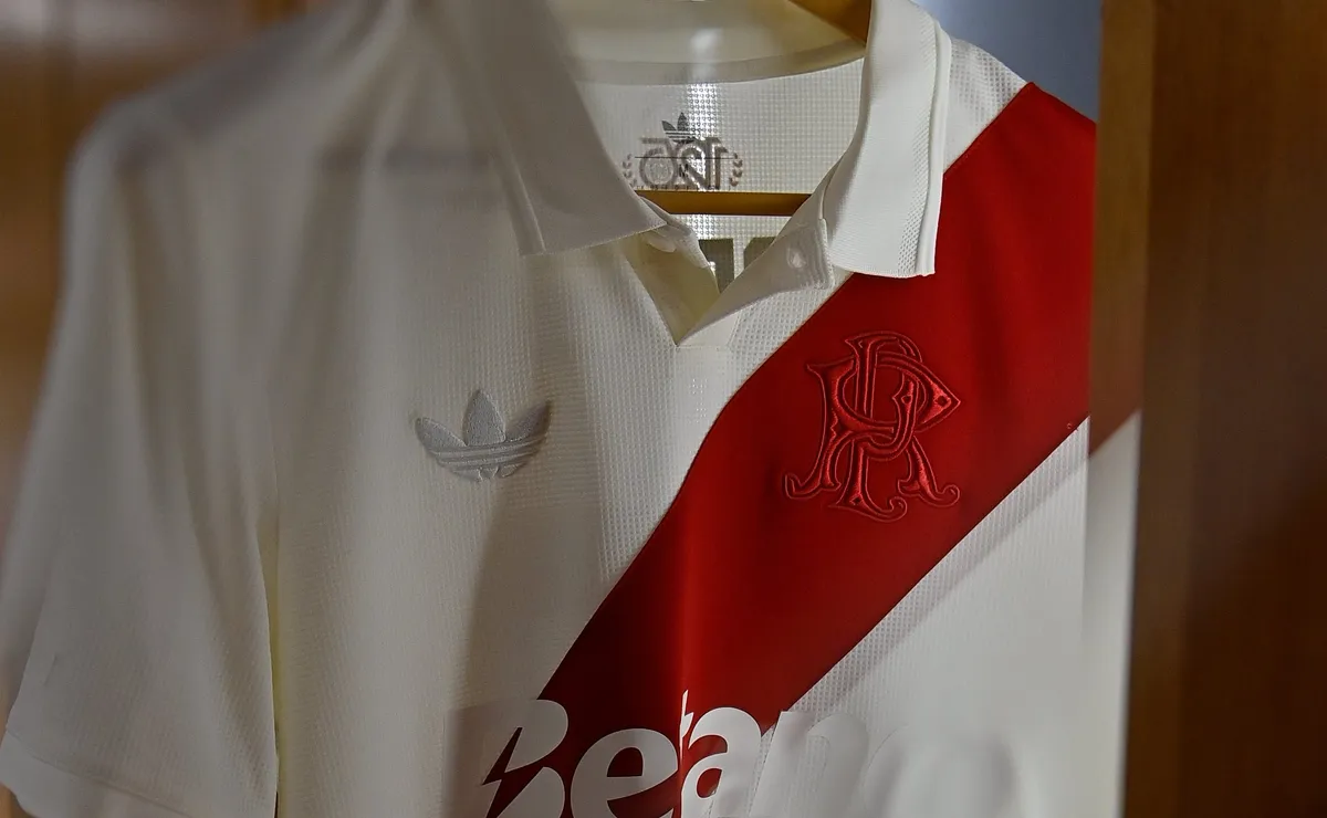 Vestuario listo en el Monumental.