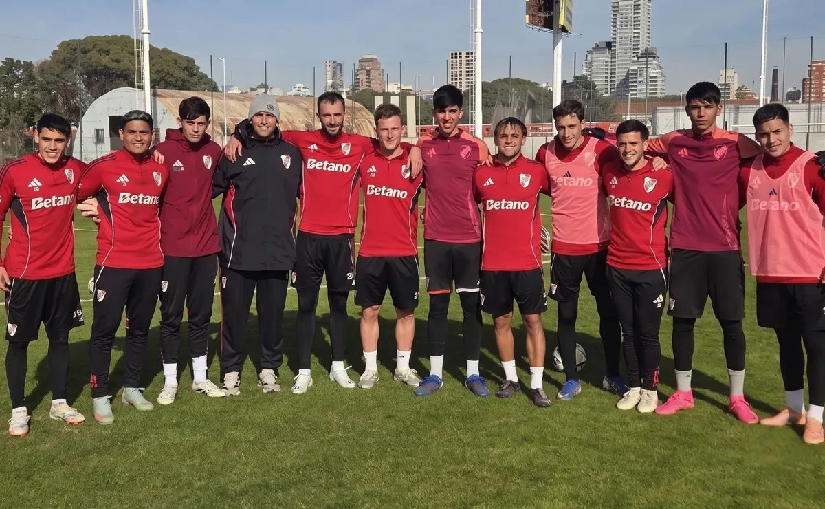 Los futbolistas que esperan resolver sus futuros.