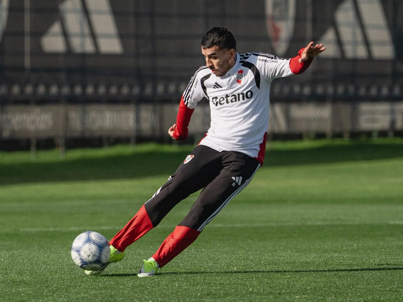 Correa, flamante refuerzo del club, busca un lugar en el equipo.