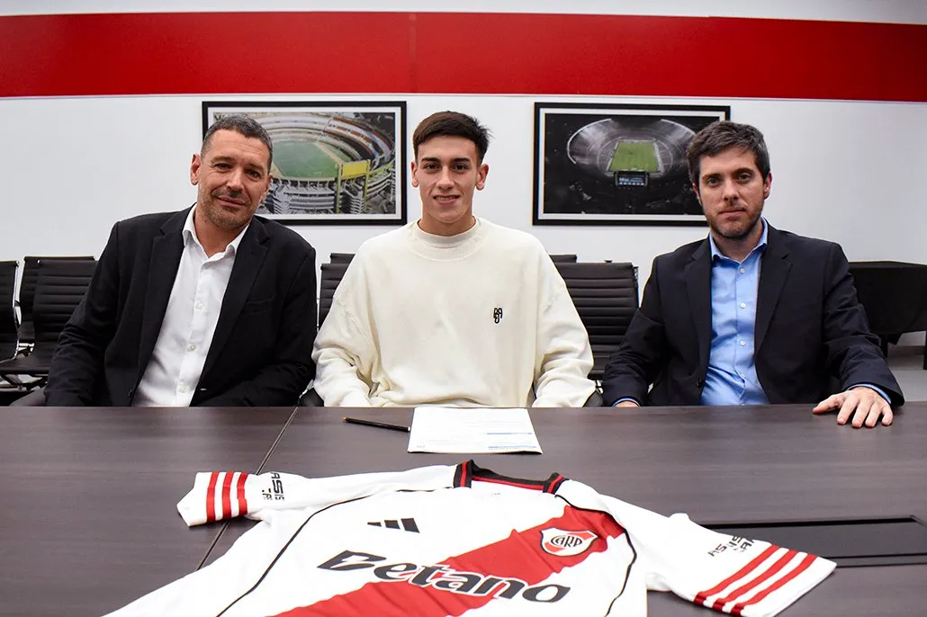 Valentín Lucero firmó su primer contraro profesional tras formar parte de la pretemporada con el plantel profesional en Alicante. (Prensa River)