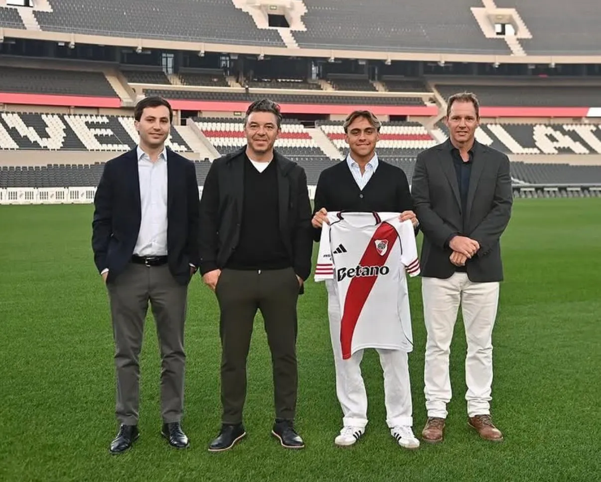 Alex Woiski, junto a Di Carlo, Gallardo y el ex presidente Brito, siendo presentado en su llegada a River.
