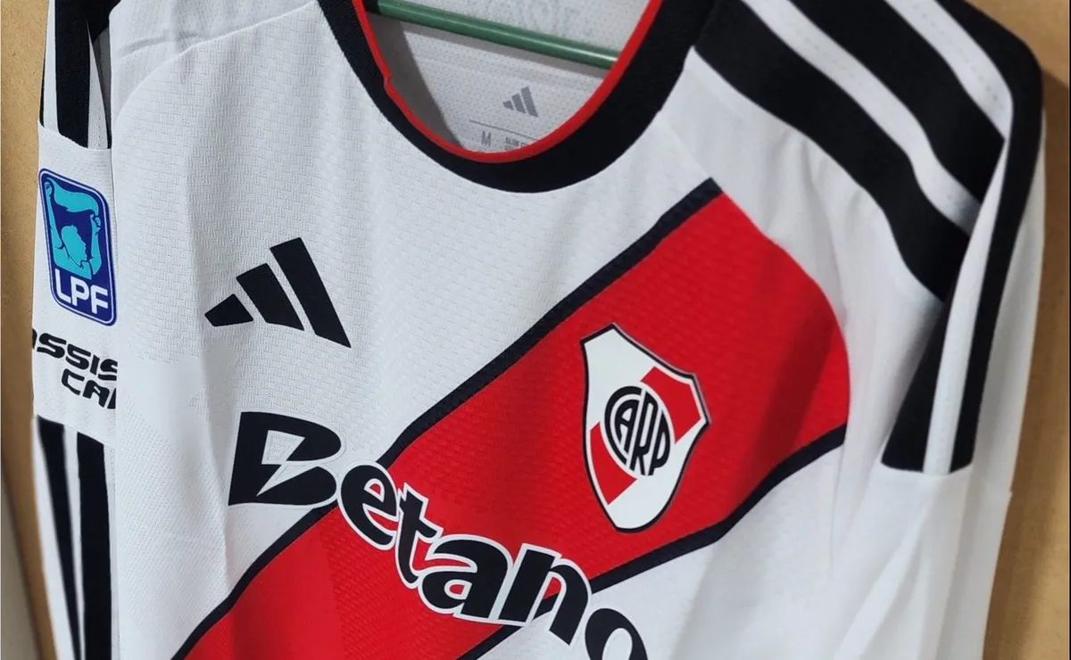 La camiseta está inspirada en un escudo que tuvo el club en la década del 30.