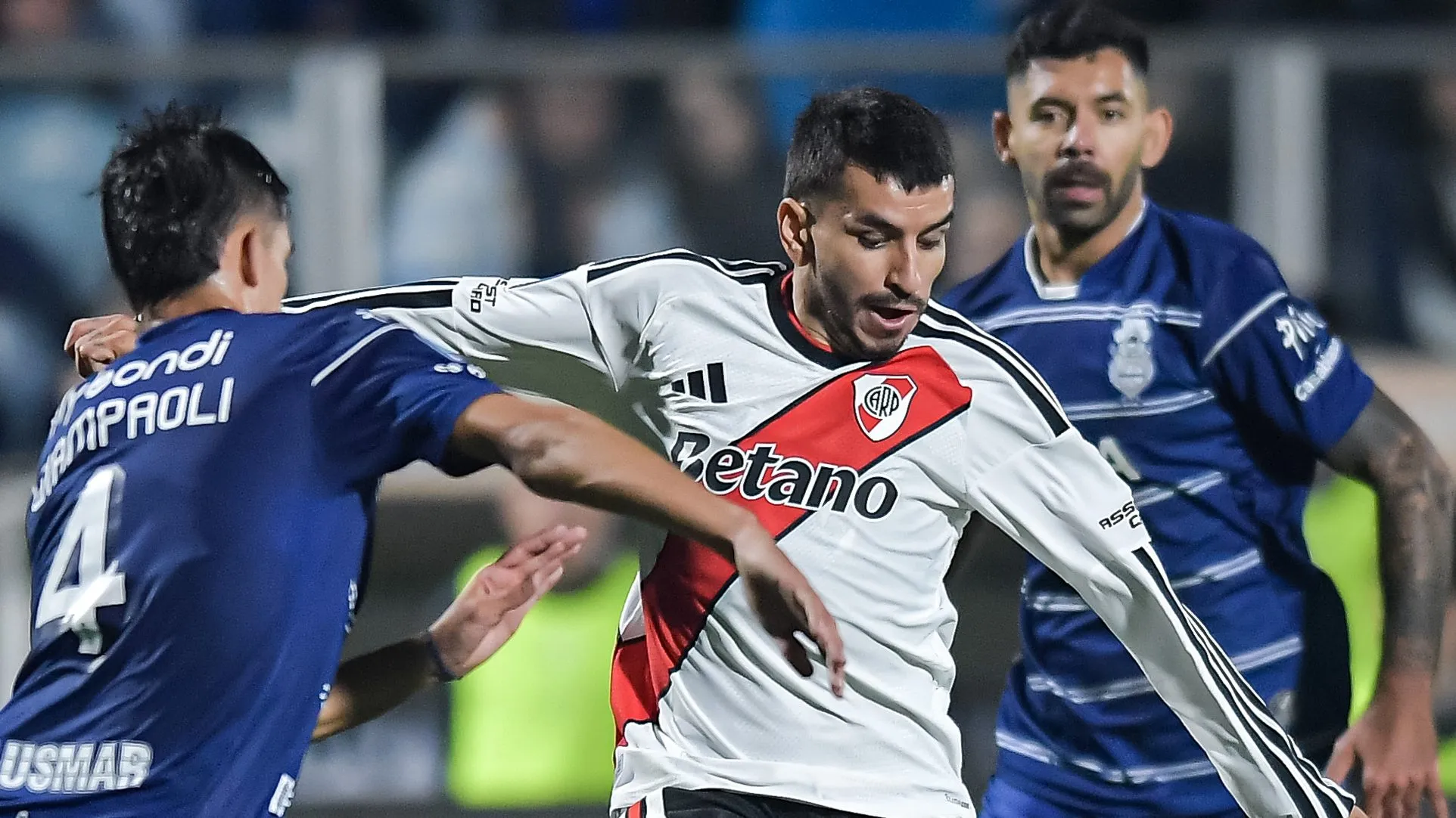 Correa, de lo poco rescatable de River en La Plata en su primera titularidad. (Foto: Getty).