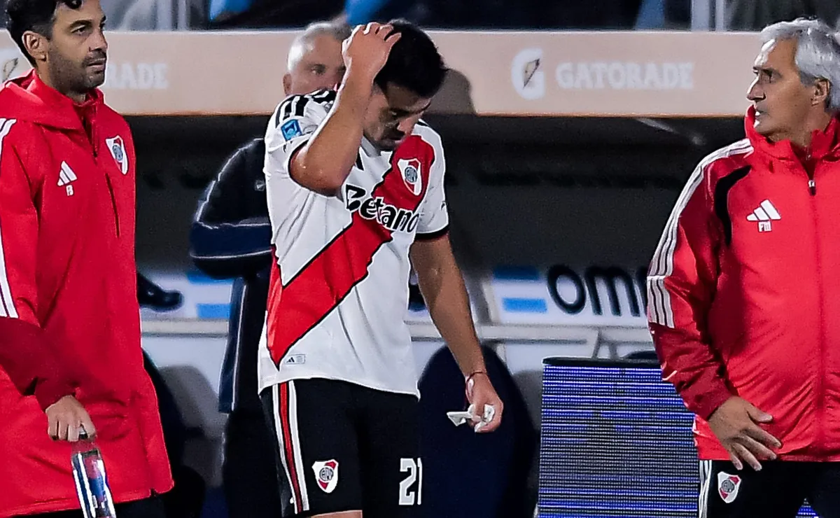Acuña se retiró cabizbajo tras ser reemplazado por molestias físicas ante Gimnasia.