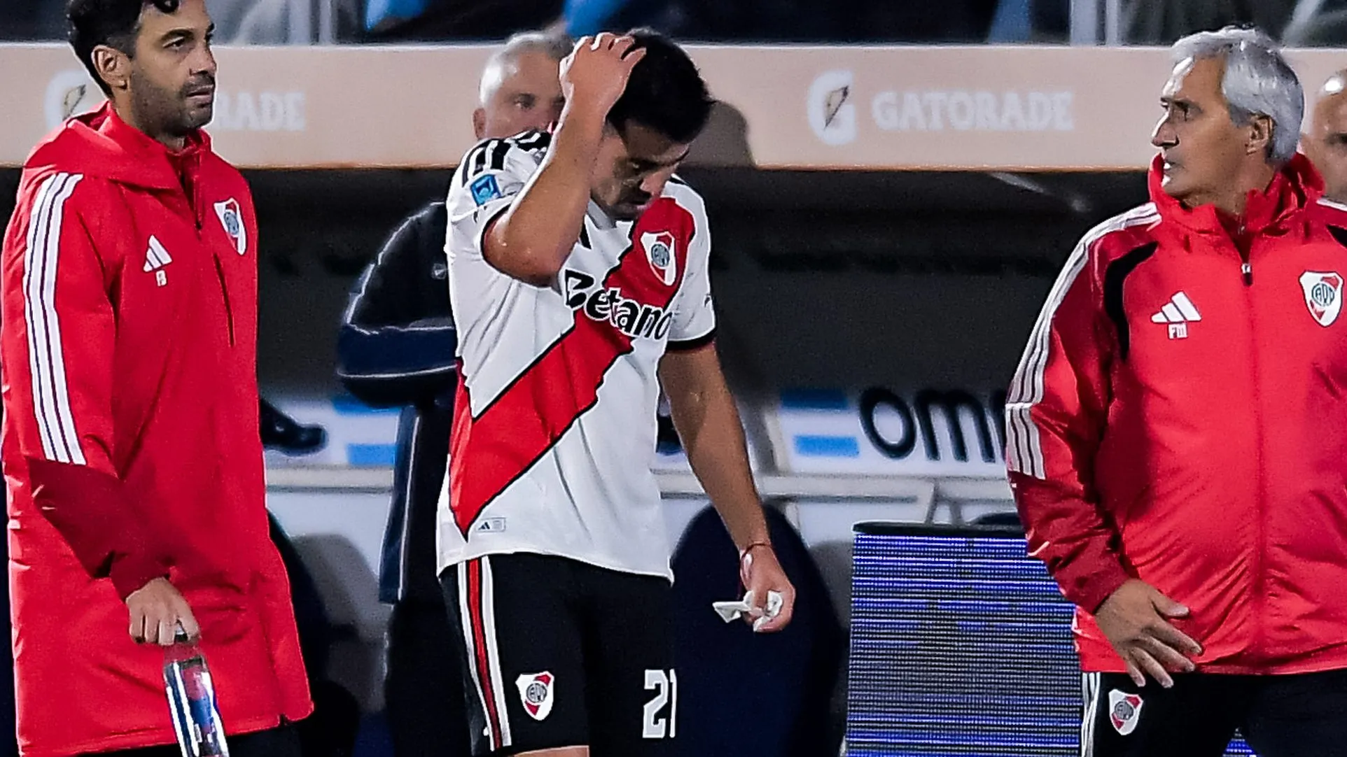 Acuña se retiró cabizbajo tras ser reemplazado por molestias físicas ante Gimnasia.