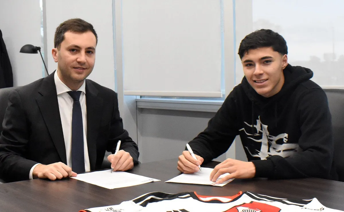 Tobías Andrada firmó su contrato junto a Di Carlo.
