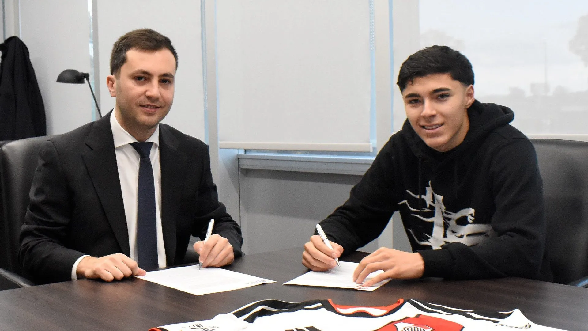 Tobías Andrada firmó su contrato en River hasta 2030.