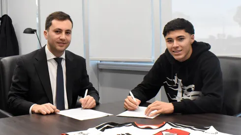 Tobías Andrada firmó su contrato junto a Di Carlo.