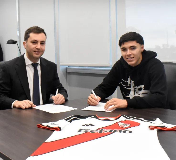 Tobías Andrada firmó su contrato con River hasta el 31 de diciembre del 2030. (River Plate oficial)