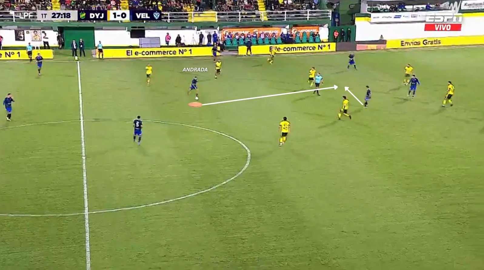Nuevamente, Andrada con pelota dominada en campo contrario y buscando pase entre líneas.