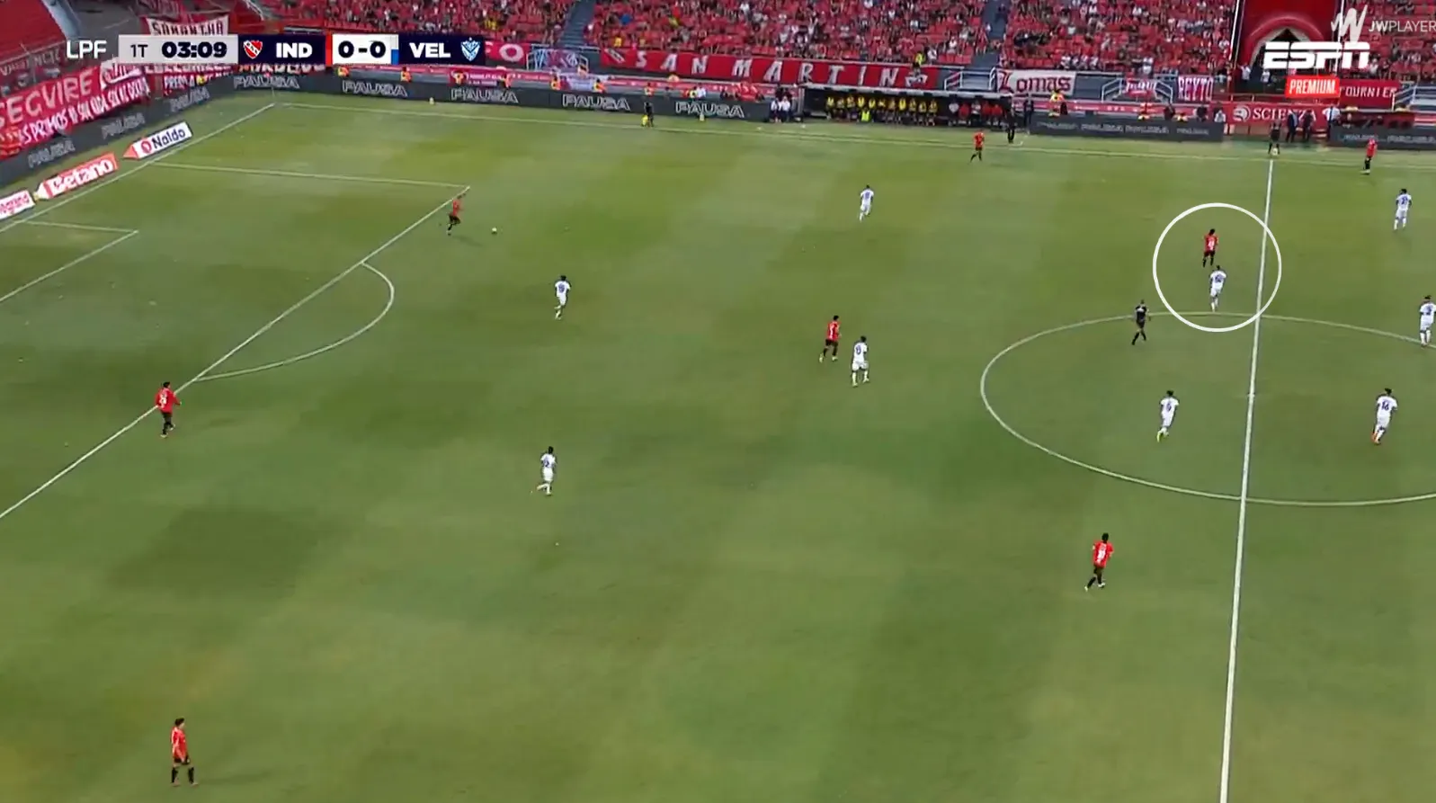 Andrada parado unos metros más adelante con el rival en posesión de la pelota.
